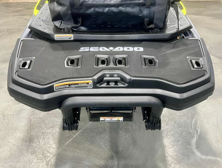 2025 BRP SEA-DOO EXPLORER PRO 230 H.P + IBR + VYS + AUDIO PREMIUM + GPS + SAC LINQ + PARE-BRISE + TOILE + SEULEMENT 3 HR 
