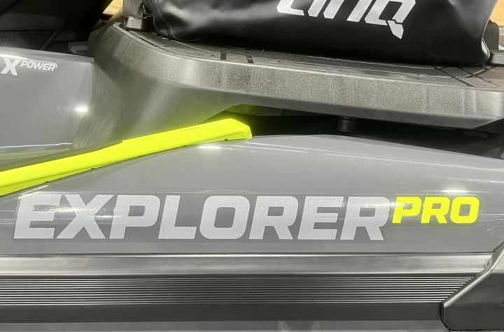 2025 BRP SEA-DOO EXPLORER PRO 230 H.P + IBR + VYS + AUDIO PREMIUM + GPS + SAC LINQ + PARE-BRISE + TOILE + SEULEMENT 3 HR 