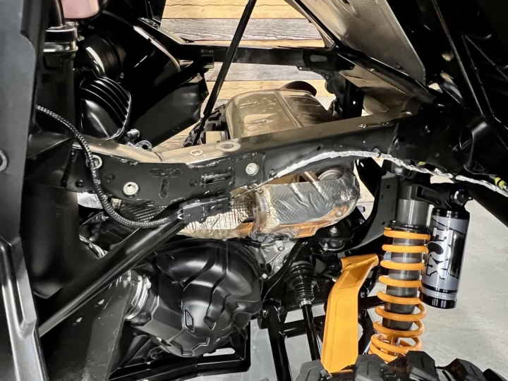 2025 BRP CAN-AM COMMANDER XT-P 1000R EFI + 4WD + DPS + FOX + SEULEMENT 1049 KM + RARE & IMPECCABLE A1 