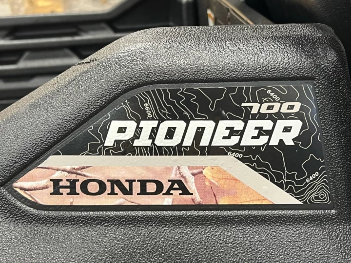 2017 HONDA PIONEER 700 DELUXE EFI + EPS + 4X4 + MAGS + TREUIL + TOUT NOIR 