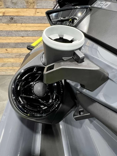 2025 BRP SEA-DOO EXPLORER PRO 230 H.P + IBR + VYS + AUDIO PREMIUM + GPS + SAC LINQ + PARE-BRISE + TOILE + SEULEMENT 3 HR 