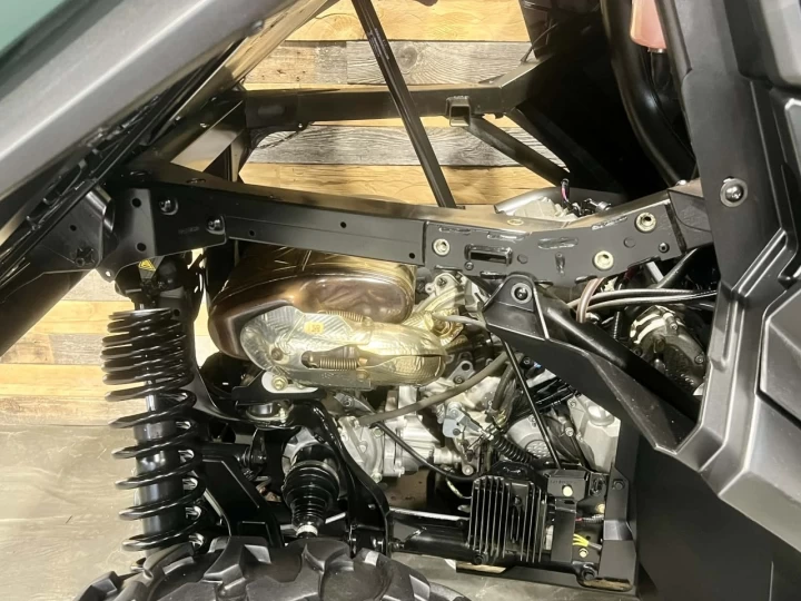 2025 BRP CAN-AM COMMANDER 700 EFI + 4X4 + DPS + BAS KM + 2 X EN INVEMTAIRE 