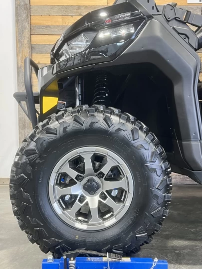 2024 BRP CAN-AM DEFENDER MAX CREW HD-10 ÉDITION LONE STAR + 4WD + DPS + SEULEMENT 10 KM + 6 PASSAGERS + RARE & COMME NEUF 