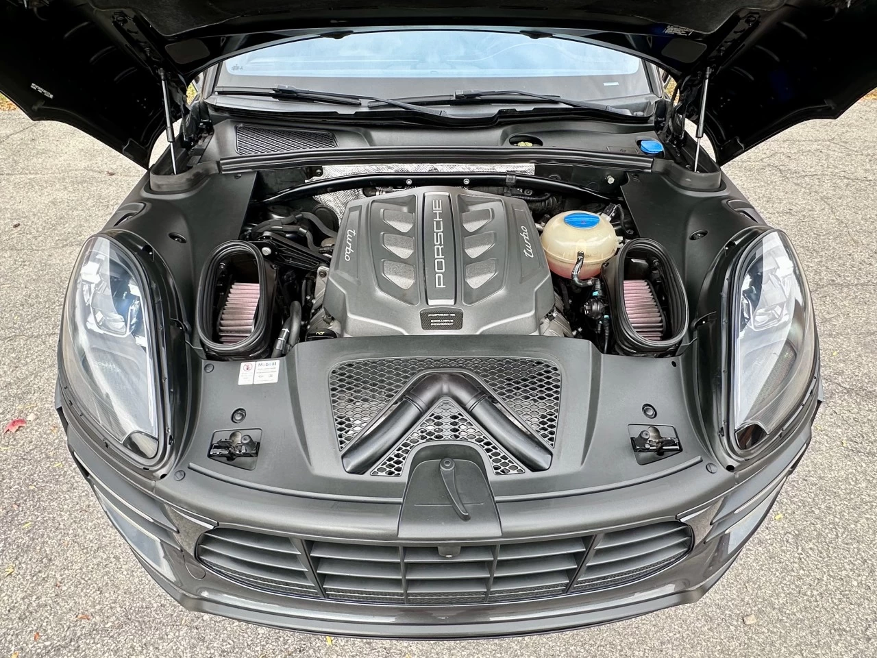 2017 PORSCHE MACAN TURBO + 440 HP AVEC ENS.PERFORMANCE PORSCHE + 4WD + MAGS 21'' + TOUTE ÉQUIPÉE  Image principale
