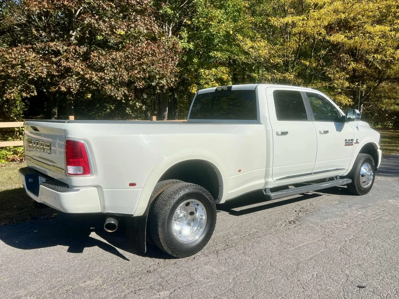 2017 RAM 3500 VERSION LIMITED + CUMMINS 6.7L TURBO DIESEL + CREW CAB + DRW 6 ROUES + TOUTE ÉQUIPÉE + RARE & A1  Main Image