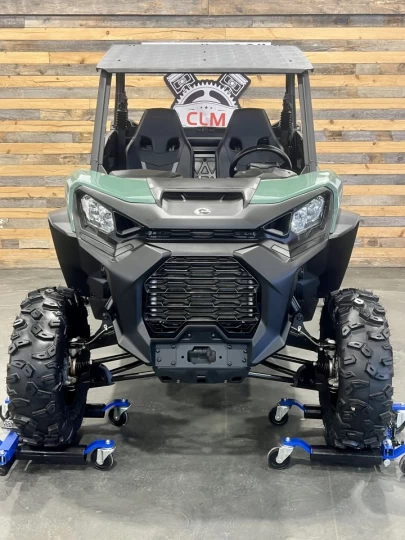 2025 BRP CAN-AM COMMANDER 700 EFI + 4X4 + DPS + MAGS & PNEUS NEUFS + SEULEMENT 2759 KM + RARE & CONDITION A1 