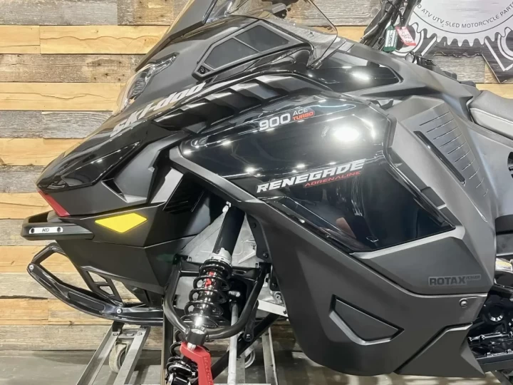 2025 BRP SKI-DOO RENEGADE ENDURO 900 ACE TURBO 130 H.P I.T.C 137'' + REV GEN5 + ECRAN COULEUR 10'' + GPS + AIR RIDE + SEULEMENT 2836 KM 