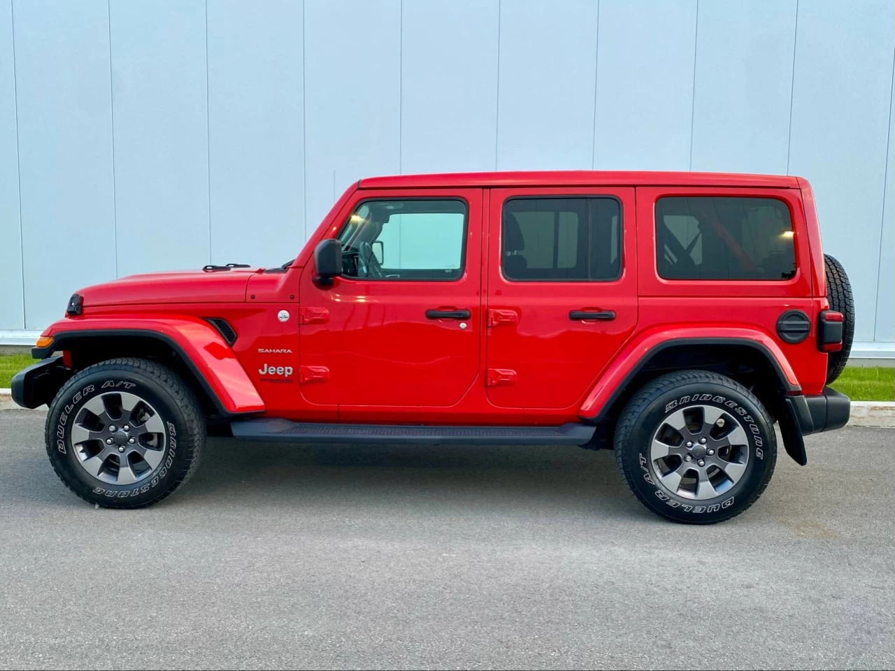 2019 JEEP WRANGLER UNLIMITED EDITION SAHARA 4X4 + TOIT ELECTRIQUE SKY + INYERIEUR CUIR +COULEUR RARE  Image principale