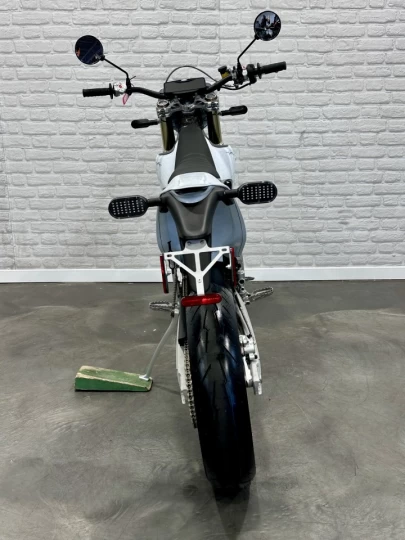2026 STARK FUTURE VARG SM = SUPERMOTARD 60HP @ 80 HP + 100% VE MOTO ÉLECTRIQUE LÉGALE SUR ROUTE + NEUF + GARANTIE 2 ANS 