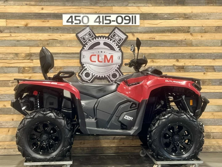 2023 BRP CAN-AM OUTLANDER MAX 700 XT EFI + DPS + 4X4 + 742 KM SEULEMENT + TREUIL + MAGS 