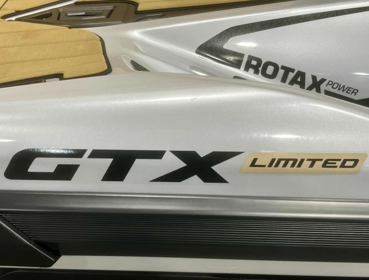 2018 BRP SEA-DOO GTX LIMITED 300 H.P + IBR + VTS + AUDIO PREMIUM + 3 PASSAGERS + 147 HR + RARE & A1 
