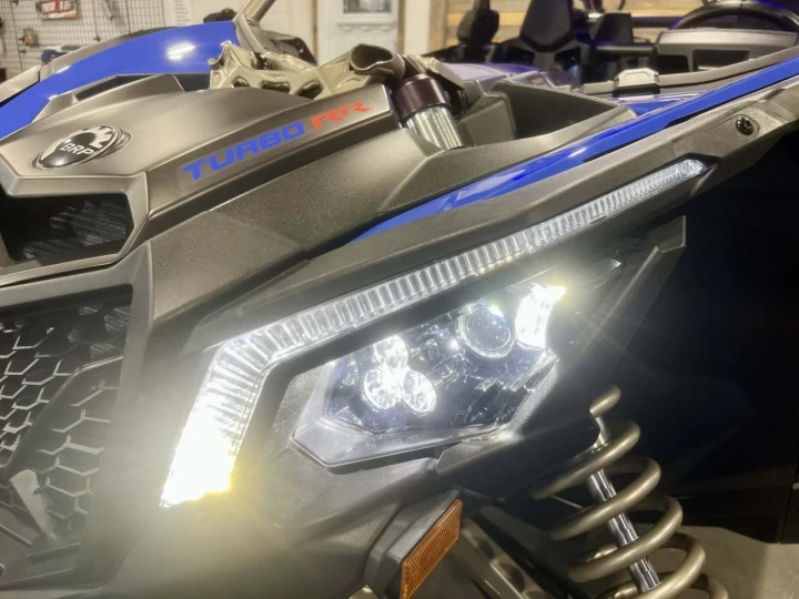 2023 BRP CAN-AM MAVERICK MAX X3 X-RS TURBO ''RR'' 200 H.P + DPS + 4X4 + 72'' + SMART SHOX + TOIT AUDIO + SEULEMENT 1509 KM 