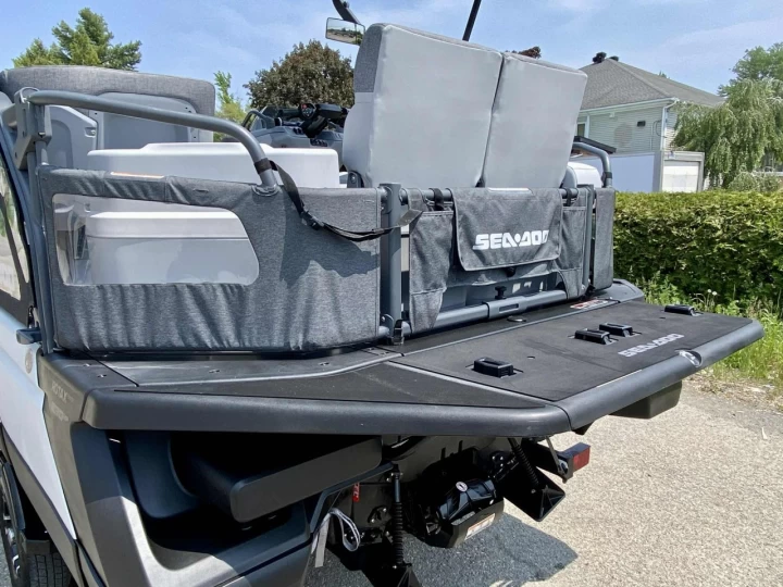 2022 BRP SEA-DOO SWITCH CRUISE 18' + ROTAX 230 HP + IBR + VTS + IDF + GPS + JL AUDIO PREMIUM + TOIT BIMINI + REMORQUE + 43 HR + A1 