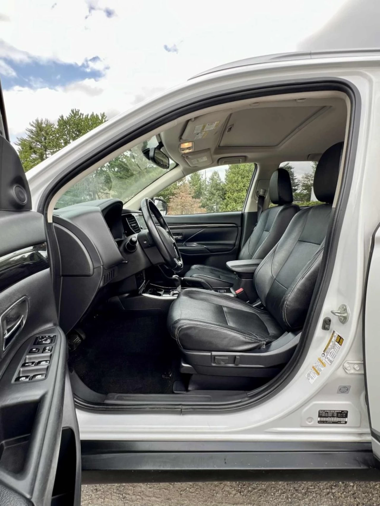 2017 MITSUBISHI OUTLANDER E.S AWD/4X4 + 7 PASSAGERS + CUIR + TOUTE ÉQUIPÉE + A1  Image principale