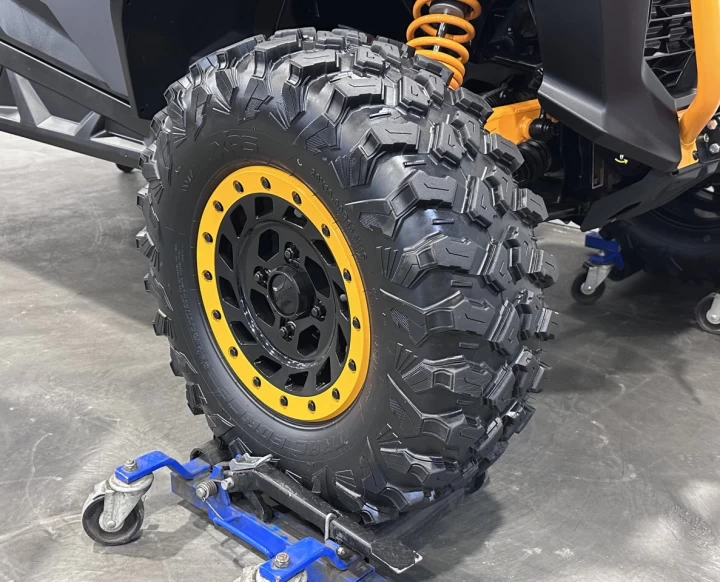 2025 BRP CAN-AM COMMANDER XT-P 1000R EFI + 4WD + DPS + FOX + CABINE + SEULEMENT 1049 KM + RARE & IMPECCABLE A1 