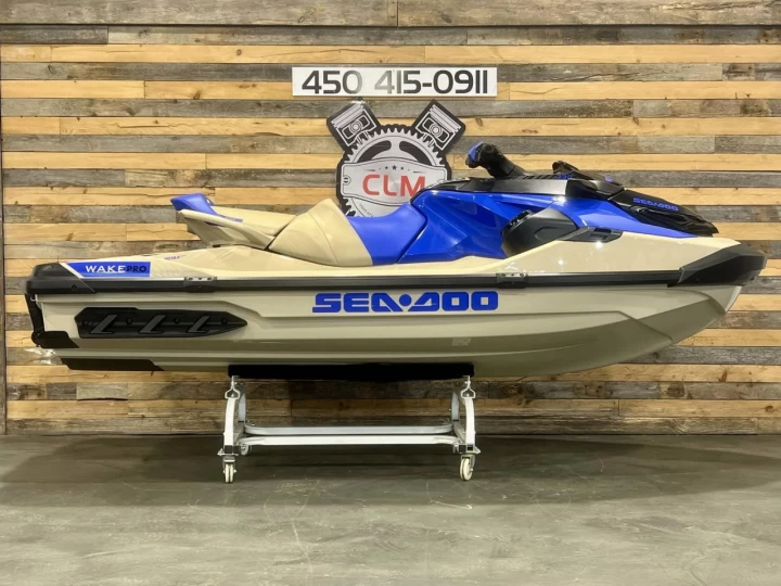 2025 BRP SEA-DOO WAKE PRO 230 H.P + IBR + VTS + IDF + AUDIO + ENSEMBLE TECH + 3 PASSAGERS + SEULEMENT 24 HR + RARE & A1 