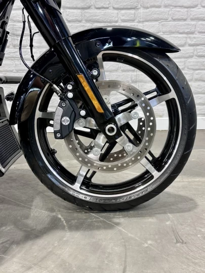 2024 HARLEY DAVIDSON FLHX STREET GLIDE 117 p.c = 1923 cc EFI + ECRAN 12'' GPS + BAS KM 5543 KM + COULEUR RARE & A1 