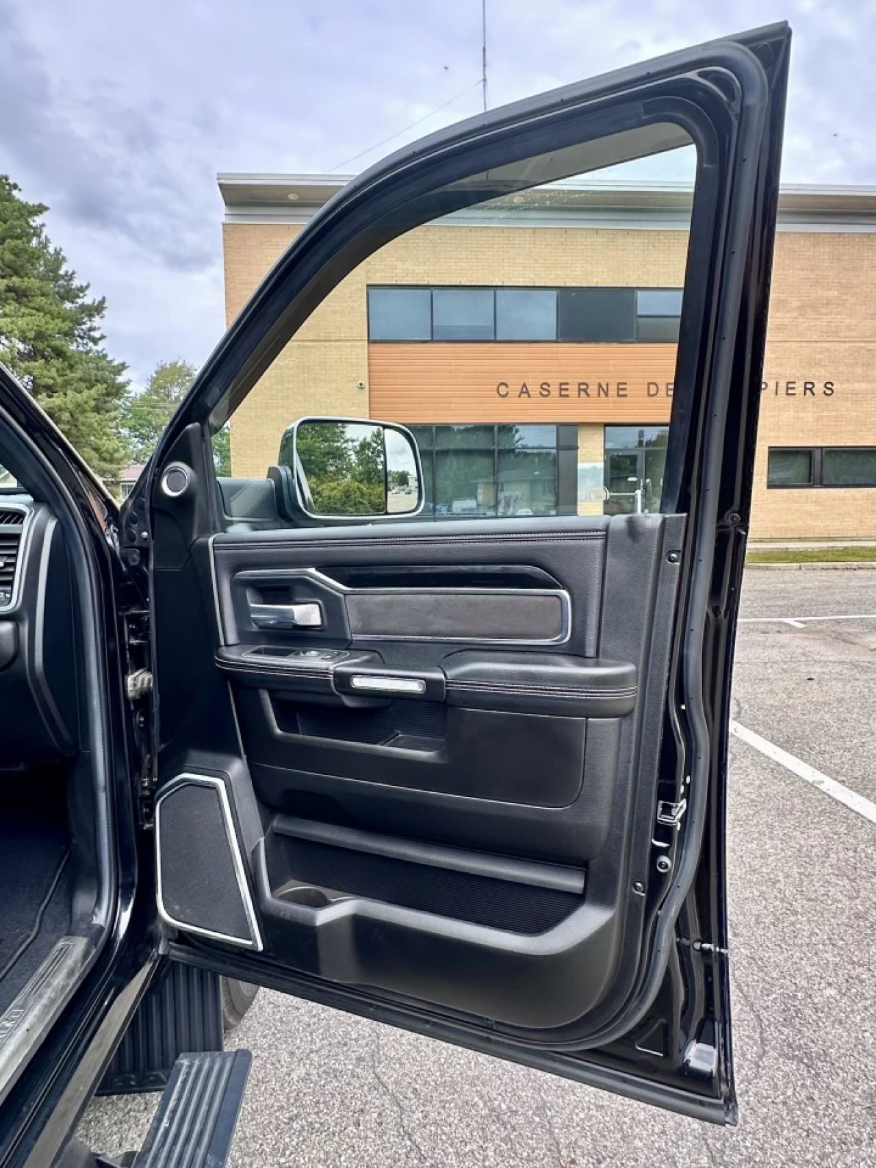 2019 RAM 3500 LARAMIE CUMMINS 6.7L H.O - HIGH OUTPUT + CREW CAB + 4WD + BOITE LONGUE + SUSPENSION A AIR + RARE & A1  Image principale