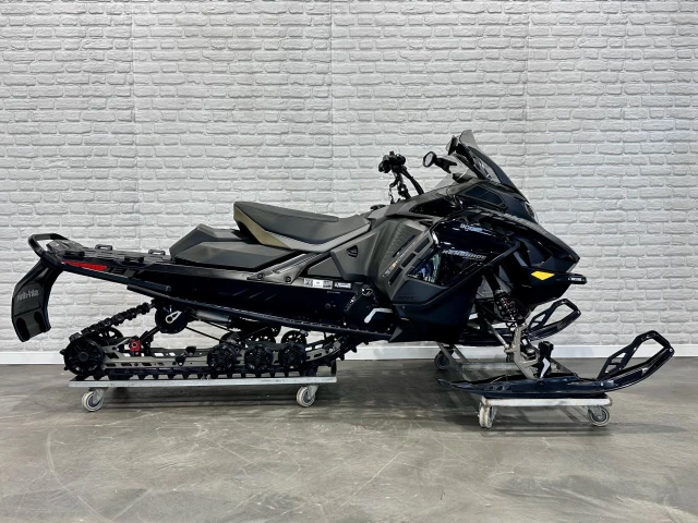 BRP SKI-DOO RENEGADE ADRENALINE AVEC ENSEMBLE ENDURO 900 ACE EFI I.T.C 137'' AIR RIDE + ECRAN 10'' + GPS + 4183 KM + REV GEN5 + RARE & A1  2026