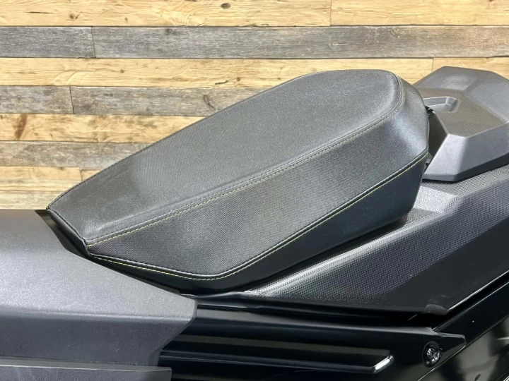 2023 BRP SKI-DOO SUMMIT NEO+ PREMIUM 600 EFI 55 H.P 146'' + SEULEMENT 1035 KM + REV GEN4 + RARE & CONDITION A1 