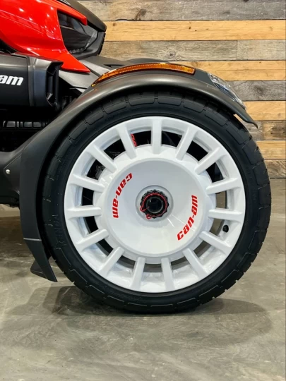 2022 BRP CAN-AM RYKER RALLY 900 + BANC PASSAGER & DOSSIER + PARE-BRISE + AKRAPOVIC + 4385 KM 