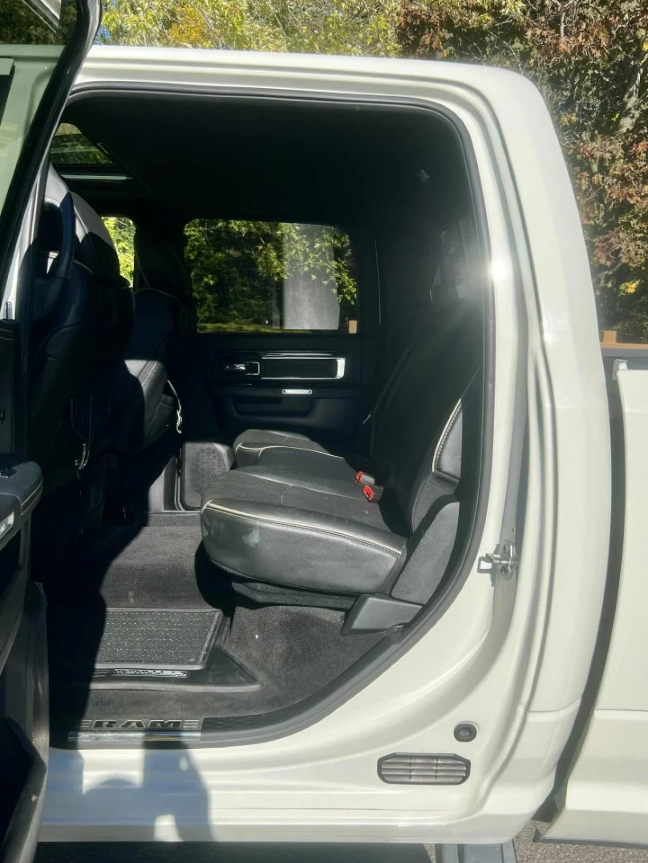 2017 RAM 3500 VERSION LIMITED + CUMMINS 6.7L TURBO DIESEL + CREW CAB + DRW 6 ROUES + TOUTE ÉQUIPÉE + RARE & A1  Main Image