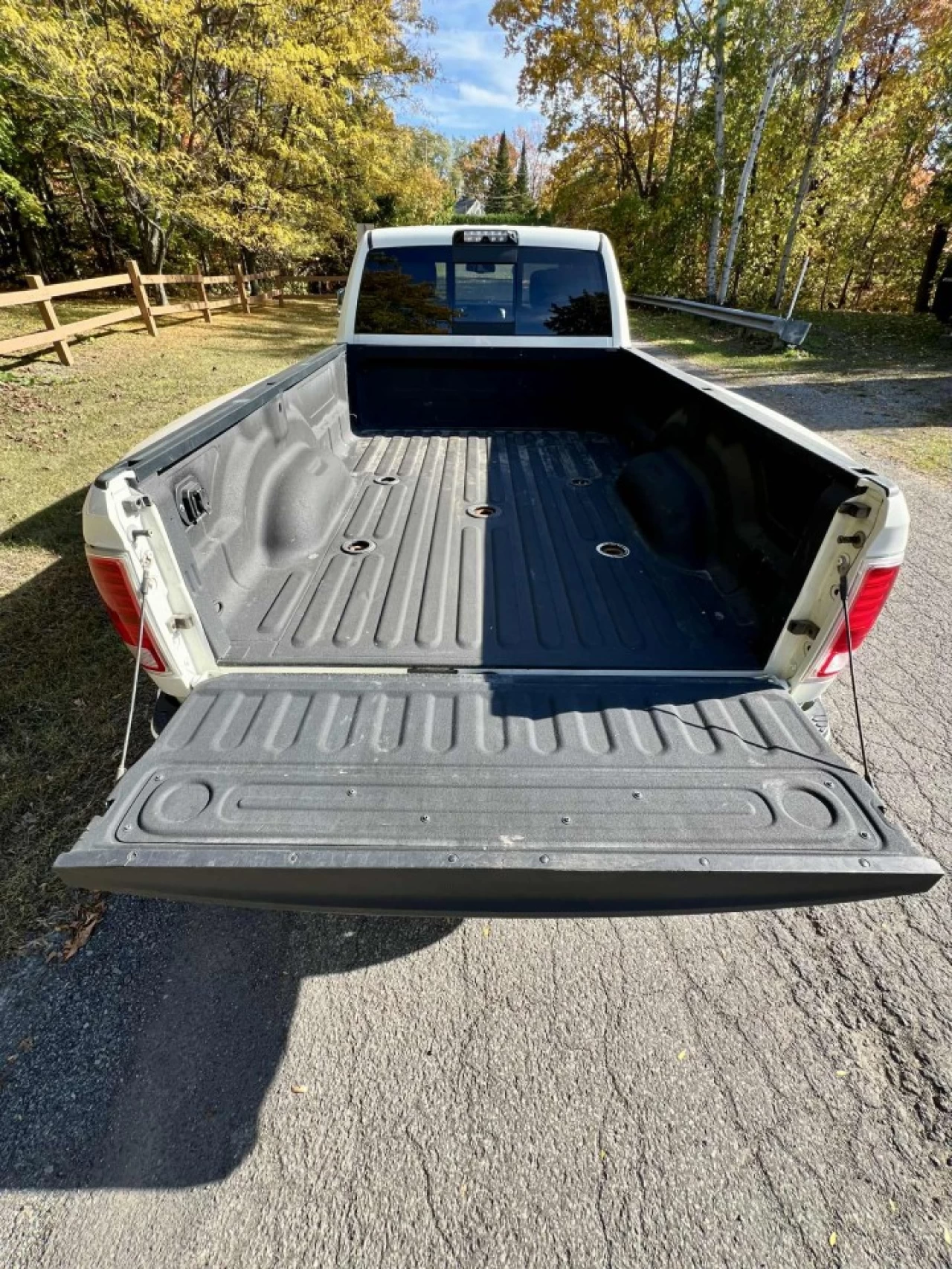 2017 RAM 3500 VERSION LIMITED + CUMMINS 6.7L TURBO DIESEL + CREW CAB + DRW 6 ROUES + TOUTE ÉQUIPÉE + RARE & A1  Main Image