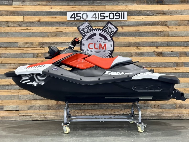 2024 BRP SEA-DOO SPARK TRIXX + IBR + VTS + PREMIUM AUDIO + MODE TRIXX + 12 HR SEULEMENT + COULEURES RARE & A1 
