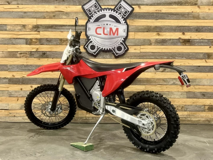 2025 STARK FUTURE VARG EX 60 HP @ 80 HP + LÉGALE SUR LA ROUTE + NEUF 0 KM + GARANTIE 2 ANS 