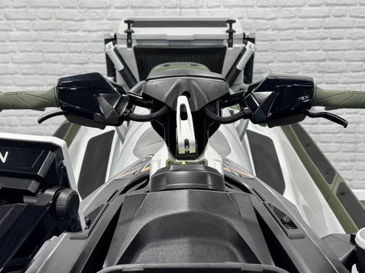 2025 BRP SEA-DOO FISHPRO APEX EDITION 300 HP + IBR + VTS + IDF + GPS + AUDIO + TECH PKG + COOLER + 3 PASSAGERS + 4 HR + RARE & A1 