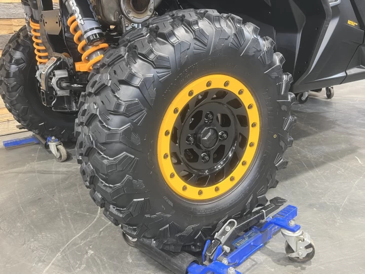 2025 BRP CAN-AM COMMANDER XT-P 1000R EFI + 4WD + DPS + FOX + SEULEMENT 1049 KM + RARE & IMPECCABLE A1 