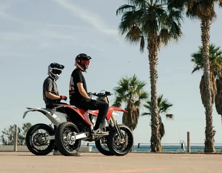 2026 STARK FUTURE VARG SM - SUPERMOTO 100% VE - ELECTRIQUE LEGALE SUR LA ROUTE+ 60 H.P @ 80 H.P + GARANTIE 2 ANS 