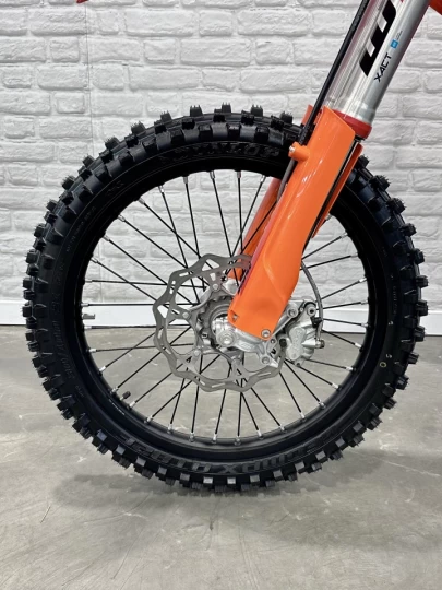 2025 KTM 250 XC-F EFI + 4 TEMPS + SEULEMENT 32 HR + IMPECCABLE & COMME NEUF A1 