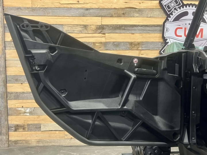 2025 BRP CAN-AM COMMANDER 700 EFI + 4X4 + DPS + BAS KM + 2 X EN INVEMTAIRE 