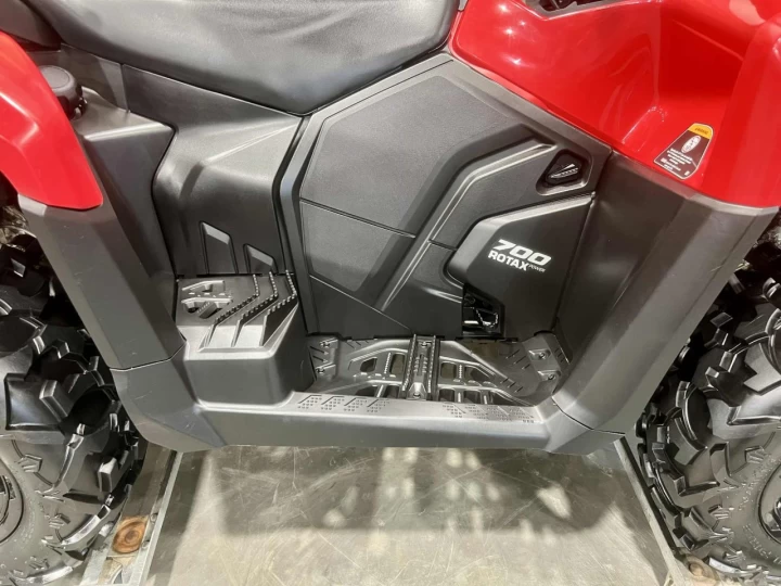 2023 BRP CAN-AM OUTLANDER MAX 700 XT EFI + DPS + 4X4 + 742 KM SEULEMENT + TREUIL + MAGS 