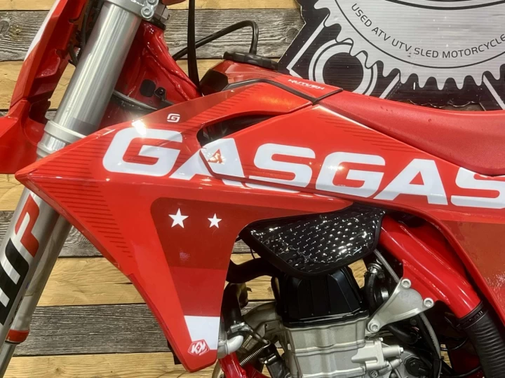2024 GASGAS MC 450F EFI+ SEULEMENT 50 HR + KIT GRAPHIQUE CUSTON NEUF + RARE $ CONDITION A1 