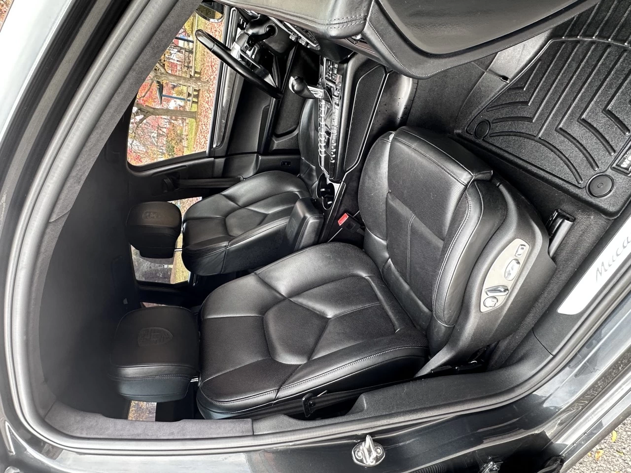 2017 PORSCHE MACAN TURBO + 440 HP AVEC ENS.PERFORMANCE PORSCHE + 4WD + MAGS 21'' + TOUTE ÉQUIPÉE  Image principale